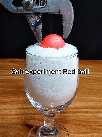 Salt experiment 100cc Red ball #redhotball #asmrsounds #experiment #satisfying #foryoupage