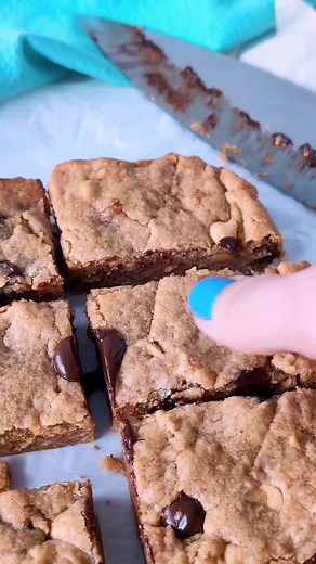 Chocolate Chip Peanut Butter Blondies - one bowl, no mixer! Full recipe >> https://www.persnicketyplates.com/peanut-butter-blondies/ #bakefromscratch #peanutbutterlover #blondies | Persnickety Plates