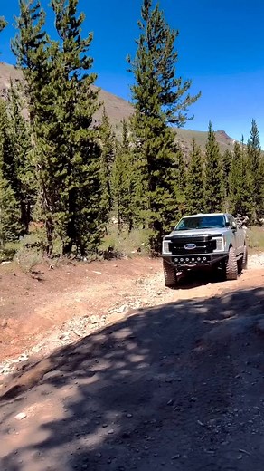 F250 PowerStroke on 40s offroading ⚔️ @expeditionxoffroad #alpinediesel #powerstroke #trucks #truck #dieseltrucks #showstopper #liftedtrucks