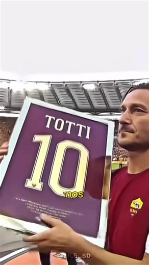 El fútbol dejó de ser un juego para convertirse en un balance contable. Nos han quitado a los dioses del campo para darnos activos financieros, y lo peor... es que ya nos parece normal. 🥀 ¿Cuándo perdimos la esencia? Si todavía queda alguien en tu club que siente los colores como si fueran su propia piel, cuídalo. Es una especie en extinción. ¿Quién es el último gran romántico de tu equipo? Te leo. 👇 #futbol #nostalgia #futbolmundial #totti #puyol