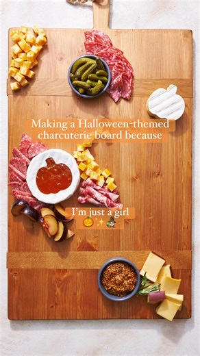 This Halloween cheese board is easily customizable, so you can go crazy mix-and-matching your favorite cheeses, meats, crackers, candies, and any spooky decor you may have for this appetizer tray… Cheeses: Brie, goat cheese, fresh mozzarella, cheddar, Gouda, Colby, Havarti, Swiss, or cream cheese (topped with fruit or jams) Meats: Salami, prosciutto, capicola, bacon, ham, sausage, chorizo, pepperoni, or pâté Fruits: Apples, pears, blackberries, raspberries, plums, apricots, grapes, cherries, fig