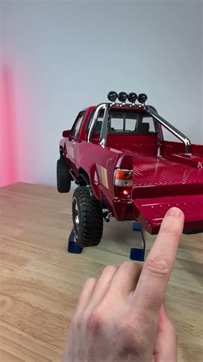 Engine bay, functioning doors, scale interior...just a few cool features on the ‪@rc4wd‬ '85 Yota