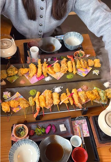 京都旅行でおすすめの16種のひとくち天ぷらと土瓶蒸し御膳🍤 天ぷらはずわい蟹やサーモン、穴子など種類豊富なメニューからお好みで16種類を組み合わせることができる！ 地鶏つみれ入りのお出汁をかけて天ぷら茶漬け風に味変できるのも嬉しいポイント🍵 📍京都嵐山「舞妓飯 嵐山店」 #京都グルメ #京都ランチ #嵐山グルメ #嵐山ランチ #kyoto