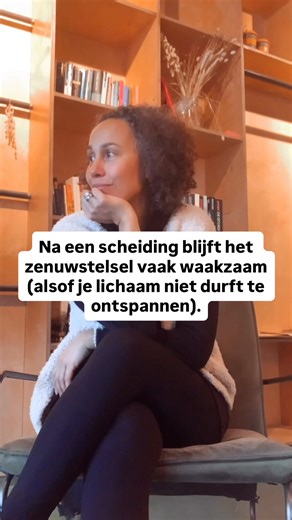 Na een scheiding zie je dit vaak gebeuren: 👉🏼je zit, je ligt, je staat stil, maar je lichaam blijft aangespannen aanvoelen. Je kaken blijven strak. Je schouders zijn gevoelig, je nek doet zeer. Je adem zit hoog.. Niet omdat je niet wílt ontspannen, maar omdat je zenuwstelsel onverwerkte emoties zoals angst, verdriet en spanning te lang heeft moeten dragen. Je lichaam heeft de laatste tijd geleerd dat ontspannen niet veilig is. Dat alert zijn én blijven je veilig houdt. ❌ Veiligheid ontstaat ni