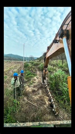 Real Engineerings | Engineering & Technology & Gadgets & DIY on Instagram: "Powering the Grid: Excavator Pole Setting! ⚡🚜 ​Bringing electricity to the countryside requires speed and precision. Watch how a single excavator transforms into a multi-purpose utility vehicle to install concrete power poles. ​Dig, Lift, and Drop ​This efficient process covers all steps of installation with one machine: ​The Auger Drill (0:00 - 0:05): First, the excavator uses a powerful hydraulic earth auger. It drill