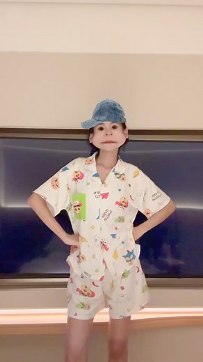 Jenny Nii | 谁给我灯关了？？ #反差变装 #开灯关灯丝滑变装 #关灯变装 #灯光秀 #变装 | Instagram