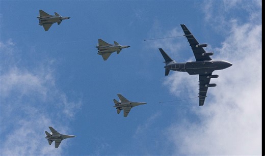 歼-31试飞画面曝光，变身“大头鹰”！美媒：有六个海外潜在买主