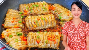 Red Braised Belt Fish Recipe Written Recipe: https://cicili.tv/red-braised-belt-fish-recipe Serving: 2 to 4 Prep time: 20 minutes Cook time: 10 minutes For the belt fish: 2 pounds belt fish, or other types of fish 6 slices ginger 2 tablespoons scallions 2 tablespoons white rice wine 1/8 teaspoon salt 1/8 teaspoon white pepper 1 tablespoon cornstarch For the sauce: 1 cup chicken stock, or water 1 tablespoon soy sauce 1/2 tablespoon dark soy sauce 1 tablespoon oyster sauce 1/2 tablespoon Chinkiang