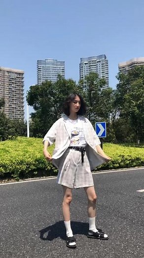 难道没有和我一样看见好看小姐姐 眼睛就粘上去的吗#穿搭 #每日穿搭分享