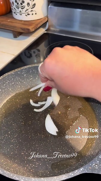 Chicharrones in Salsa Tatemada Recipe Guide