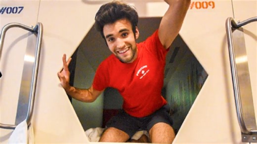 Living cheap - tiny London capsule hotel tour (£30 night)!