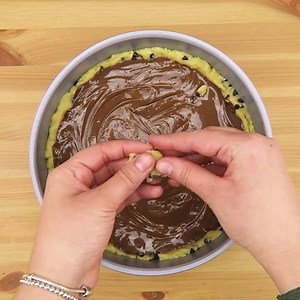 403K views · 11K reactions | This tasty chocolate chip cookie cake is a quick and easy dessert to prepare <3 | Cookist Wow | Facebook