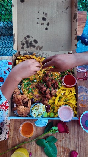 ZEBRA Biryani kidate mduara kindoo zege kibriefcase on Instagram: "VALENTINE SPECIAL! Jamani, kama kawaida yetu, katika bajeti ndogo kabisa unaweza mfurahisha Kipenzi chako kwenye siku hii ya wapendanao...Na hakuna njia nzuri ya kumfurahisha mpendwa wako zaidi ya kumuagizia chakula cha Zebra kupitia package ifuatayo: JINA: KIDATE (KIDETI) BEI: KIDETI COUPLE 30,000 (WATU 2) BEI:KIDETI BACHELA= 23,000( MTU 1) DESCRIPTION YA KIDETI COUPLE:hii ni package ya watu wawili, inakua na chips, ndizi, sosej