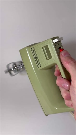 1970s GE Hand Mixer Sound Test (Vintage Green Model)