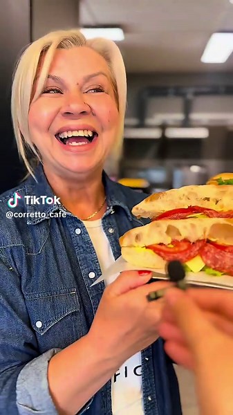 ☀️ Η κα. Φανή, η ψυχή της κουζίνας του Corretto Cafe, έκανε πάλι το θαύμα της! Δείτε στο reel τις ολόφρεσκες δημιουργίες να βγαίνουν ζεστές από τον φούρνο: αφράτες φοκάτσιες, τραγανές μπαγκέτες και αμέτρητες αλμυρές λιχουδιές, φτιαγμένες με τα πιο αγνά υλικά και πολύ μεράκι. ❤️ Αυτή τη στιγμή, ταξιδεύουν προς όλα τα καταστήματά μας για να φτάσουν σε εσάς! 🏃‍♂️🏃‍♀️ Σπεύσατε στο κοντινότερο Corretto Cafe για να τα απολαύσετε! Ποιο θα είναι η δική σας πρώτη επιλογή; #CorrettoCafe #FreshSnacks #Ha