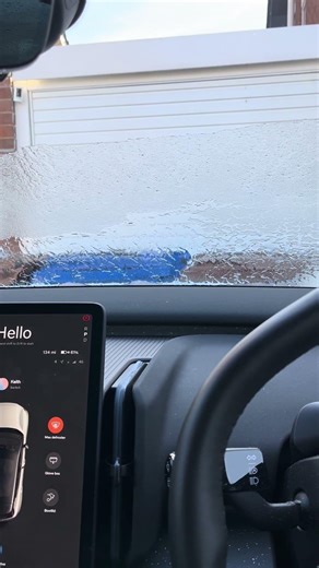 Volvo EX30 defrosting the inside window