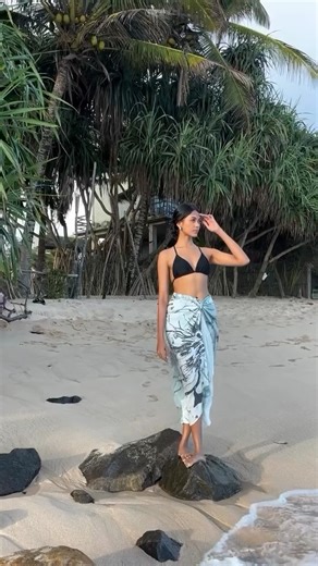 Wrapped up and beach-bound elegance 🤍🌊✨#kellyfelderlifestyle #lovelykellyfelder | Kelly Felder