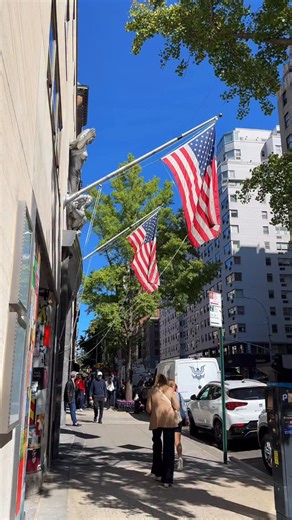 Welcome to the United States of America 🇺🇸 A country of endless diversity, breathtaking landscapes, and iconic cities 🌎 From national parks to world-famous landmarks — there’s always something new to explore 🇺🇸✨ Now, welcome to New York City 🗽💫 The city that never sleeps, home to dreamers, artists, and skyscrapers touching the clouds 🌆 Famous for its energy, culture, fashion, and architecture — NYC truly is a world of its own 💛 Here are 🔟 must-visit places in New York City 👇 1️⃣ Times