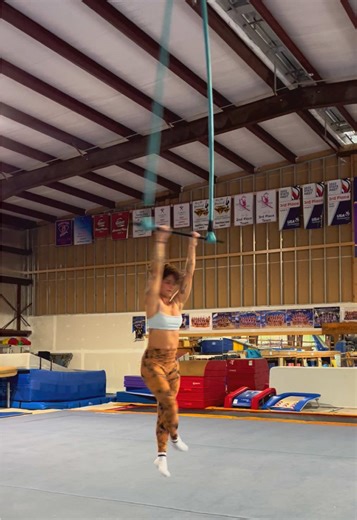 Old video cause I miss aerials and wish I could be swinging in the sky right now😭 Working my lil booty off these holidays but we’ll get back to it soon 💗 #aerials #trapeze #spin #aerialistsoftiktok #fyp