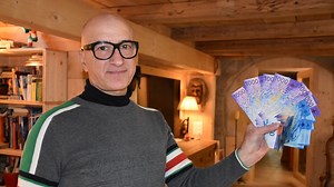 Als er die versiffte Zelle sah, bezahlte er die Busse!