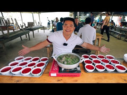 Eat 24 bowls of goat blood pudding and goat hotpot - Explore Coc Ly market | SAPA TV