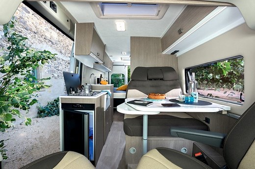 Chausson V594 Road Line VIP : van sur Fiat Ducato 140 ch avec lit double arrière amovible