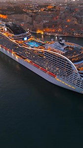 Den gyllene timmen är oslagbar i Valletta, Malta 🌅✨ Upptäck din nästa resa: Se - https://bit.ly/4iviLHl No - https://bit.ly/3FAKpEz Dk - https://bit.ly/4bYiytZ Fi - https://bit.ly/429l2lY 📸: @skyviewmalta | MSC Cruises