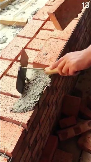 Pekerjaan kuli bangunan menyusun batu bata untuk dijadikan rumah yang kokoh #shorts