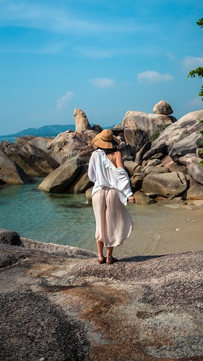 Domi & Thomas | Adventure Travel on Instagram: "7 tips & tricks how to save money during your holiday in Koh Samui Thailand 😍 1. The most famous viewpoint is Overlap Stone. There is an entrance fee 200 THB per person (around 5,3€). If you want to save money visit Overlap Stone 2 instead where you will pay only 20 THB (0,5€). The views are almost the same 🥰 2. Skip fancy restaurants! Koh Samui is full of incredible street food markets with the cheap thai specialties! 😍 3. Pig Island is a great