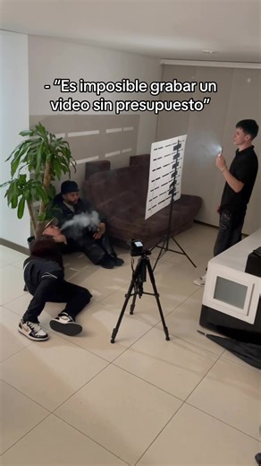 Cuando el set es la sala de mi casa y la persiana es un cartón la creatividad hace el resto. Y así construimos esta escena para transmitirles lo que es A CAPA Y ESPADA que ya la pueden escuchar en todas las plataformas!! ⚔️❤️‍🔥⚡️ #arod #acapayespada #bts #detrasdecamaras #fyp