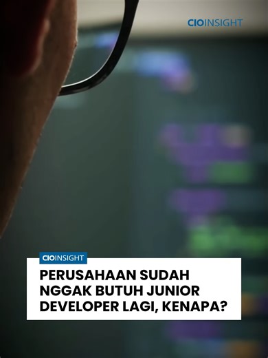 Perusahaan terlihat seperti tidak lagi membutuhkan junior developer. Namun, perubahannya bukan pada peran, melainkan pada standar yang diminta oleh industri. Data GitHub membuktikan bahwa developer yang dibantu AI dapat menyelesaikan tugas 55% lebih cepat. Artinya, kapasitas kerja seorang junior saat ini dituntut setara dengan middle level di masa lalu. Dampaknya, kemampuan menulis sintaks dasar bukan lagi nilai jual utama. Hal itu sekarang hanya dianggap sebagai commodity skill yang bisa direpl