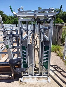 New Condon Engineering Crush fitted recently in south Wexford. It has 2 holding pens, circular forcing pen to feed crush, sliding back gate, crush itself has opening panels, vet gate behind 1st animal, and fitted at front is a Condon beef gate and head scoop. Good safety feature on this set up is the 4 bar rail between the farmer and the animals in the holding pen. Would you like to know more? Call us on 053 9237987. https://enniscorthyfarmsystems.ie | Enniscorthy Farm Systems