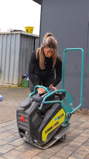 Julia Schäfer | Maurermeisterin & Betonbaumeisterin on Instagram: "⬆️E-Rüttelplatte ASMR 😍👷🏼‍♀️⬆️ Seid ihr Team E-Maschinen oder Team Diesel/Benziner 😌? Und wenn wir schon dabei sind wer von euch hat auch schon E-Maschinen auf der Baustelle im Einsatz 😊? Meine E-Rüttelplatte findet ihr übrigens bei @ammanngroup 😎🫱🏼‍🫲🏾 Anzeige #baustelle #handwerkerin #powertools #tschulique #rüttelplatte"
