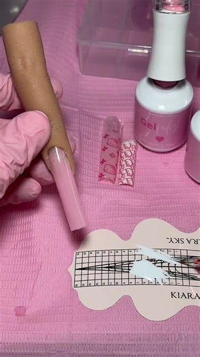 An in depth tutorial of the “A method” for frenchies. It does have a lot of steps, but this is a super beginner friendly tutorial! I added in a bunch of side tips to help you be able achieve this method as well 💅🏼 Products used: NAILSSBYCORAL - 3xl tapered square nail tips - 15mm liner brush - White gel polish - Pink base: “frenchie pink” gel polish #frenchies #frenchietutorial #amethod #nailtutorial #nailtips #nailtricks #nailvideos #nailsupplies #nailtech