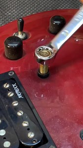 How to remove tune o matic bushing - Part 2 Follow for more #guitarworkshop #guitarsetup #luthier #guitarra #guitarrepair @sorotan Pengikut | Te Woncheng