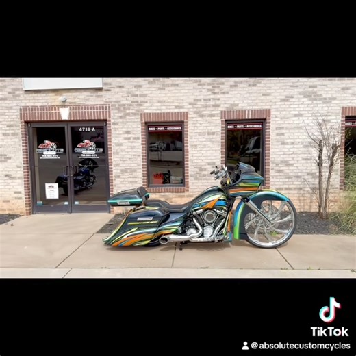 Absolute Custom Cycles… Its routine!!! #absolutecustomcycles #cleanassbuilds #smtmachining #topshopbaggerproducts #americansuspension #dirtyair #mri #bagger #custommotorcycle #nutterpaint #factory47 #highrollerseats #arlenness #bikeweek #lkn #lakenorman #denvernc #detail #charlotte #usa | Absolute Custom Cycles, Inc.