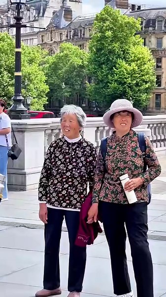 How Silverman statue does magic tricks. #valentinethestatue