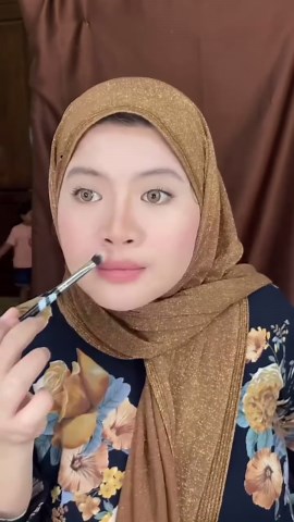 MUA MALANG KOKHA WEDDING on Instagram: "ketika khadijah azzahra kalah saing sama Haura @fatimahazzahra_alhaura , 1-10 di kasih nilai brp nih ? btw ini tutorial make up wisuda ala Umma! NO bulu mata NO eyeshadow ! kali ini niat dateng untuk hadir di wisuda s2 baba @alifozan_halabia , umma agak eweh / kagok / susah make up diri sendiri belum lagi di gangguin bocil @fatimahazzahra_alhaura 😂 tapi happy dan PD banget dengan look soft seperti ini . apalagi pas di puji baba “uma cantik” duh pen