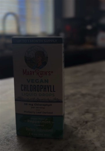 Here are the 8 main benefits of Chlorophyll ————— ~ Detoxification - Rich in Antioxidants ~ Promotes healthy digestion system - Supports red blood cell production ~ Helps with odor control of the body - Supports immune health ~ Potential anti-cancer properties #chlorophyll #chlorophyllwater #health #fyp #jae_biscuits
