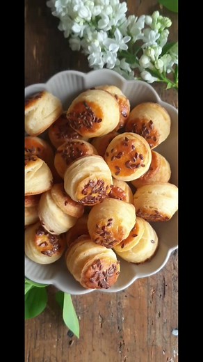 8.4K views · 129 reactions | Zajtra na obed budem na STV1 v Dámskom klube vypekať tvarohové dobroty. Napríklad aj tieto jednoduché tvarohové pagáčiky bez kysnutia. Patria medzi najnavštevovanejšie recepty na mojej stránke, tak pokiaľ ste ich ešte neskúšali, najvyšší čas ;-)). Recept nájdete ako tvarohové pagáče na mojej stránke www.sistersbakery.sk #michaelasistersbakerysk #pecenie #sistersbakerysk #pagace #recepty #slanerecepty | Sisters Bakery | Facebook