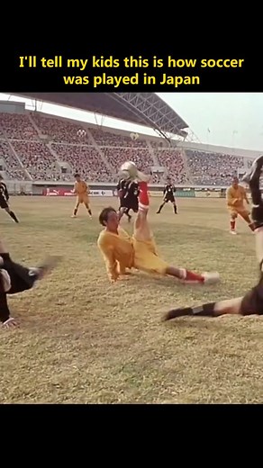 This clip shows exactly why Shaolin Soccer (Stephen Chow) is a cult classic! The movie masterfully blends Shaolin Kung Fu with football, resulting in pure chaos. Director Chow confirmed the over-the-top action was directly inspired by the kinetic moves seen in the classic Japanese manga Captain Tsubasa! It’s the ultimate fusion of Chinese mo lei tau comedy and Japanese sports fantasy. #ShaolinSoccer #movieclip #CaptainTsubasa #movie #funnymovie | Rinne yt