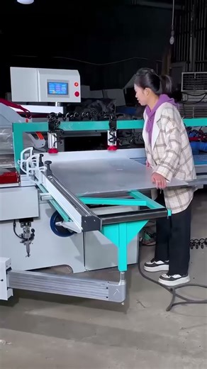 Numerically controlled sliding table saw #cncmachinemanufacturer #machine #edgebandingmachine