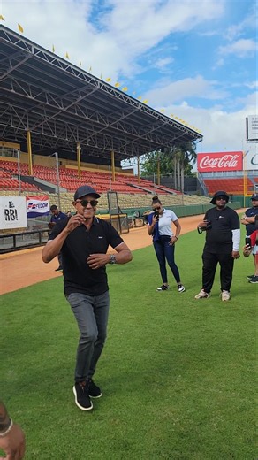 Tony Peña llegando a las clínicas de MLB y Fedom 🇩🇴