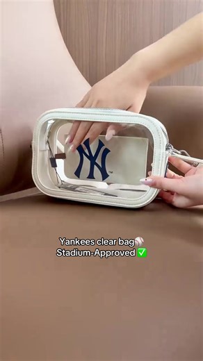 Game day essential!✅ This Yankees clear bag is stadium-approved 💫Fits everything & looks iconic ⚾️#clearbag #crossbodybag #yankees #tiktokfinds #tiktokmademebuyit
