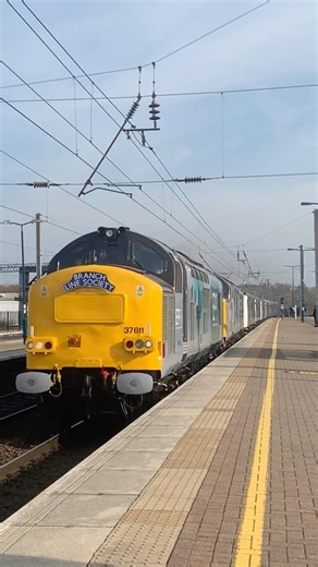 **FULL SPEED** DOUBLE Header EPR 37611+37423 Wake up Wigan! #train #railway #shorts