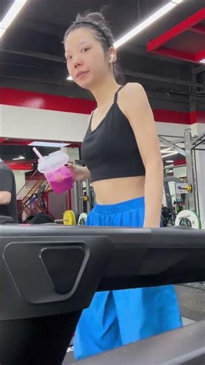 Title (中文): 跳坡健身挑战：你能坚持多久