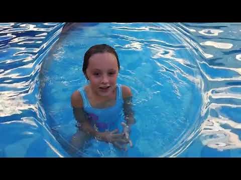 How to swim like a mermaid***gymnastics in the pool***hand stand***rolly polly