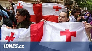 Gruzínský parlament schválil zákon o zahraničním vlivu, poslanci se poprali - iDNES.cz