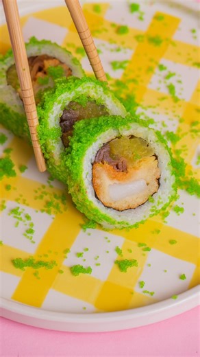 Najpierw precyzyjne ruchy i świeże składniki 🔪🍣 Potem dokładne zwijanie, dopracowane detale i układanie zestawu tak, żeby cieszył nie tylko kubki smakowe, ale też oczy 😍 Finalnie w pudełku ląduje sushi, które ma jedno zadanie - zachwycić od pierwszego spojrzenia i od pierwszego kęsa 😌🥢 Zamów już teraz i poczuj ten zachwyt! 📍 ul. Miechowska 12 - 606 831 829 📍 ul. Przemiarki 23 - 784 525 413 📍 Os. Dywizjonu 303 62C/9 - 694 001 474 🌐 www.novasushi.pl/krakow/ | NOVA SUSHI Kraków