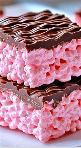 🍒 Easy Cherry Rice Krispie Treats 🍫 Ingredients 4 tablespoons butter 10 ounces mini marshmallows 1 package cherry-flavored gelatin powder 6 cups crispy rice cereal 1 ½ cups semi-sweet chocolate chips 1 tablespoon coconut oil or vegetable shortening Instructions Prepare a 9x13-inch baking pan by lightly greasing it with butter or non-stick spray. In a large pot, melt the butter over low heat. Add the mini marshmallows and stir continuously until they are completely melted and smooth. Remove the